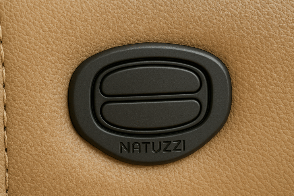 Mão acionando comando touch de sofá elétrico Natuzzi reclinável